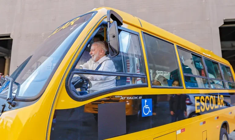 Municípios do Ceará ganham 113 novos ônibus escolares; Várzea Alegre é contemplada