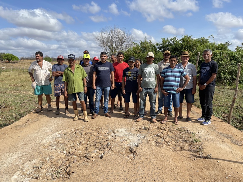 Moradores do Novo Jordão fazem manifestação por construção de passagem molhada