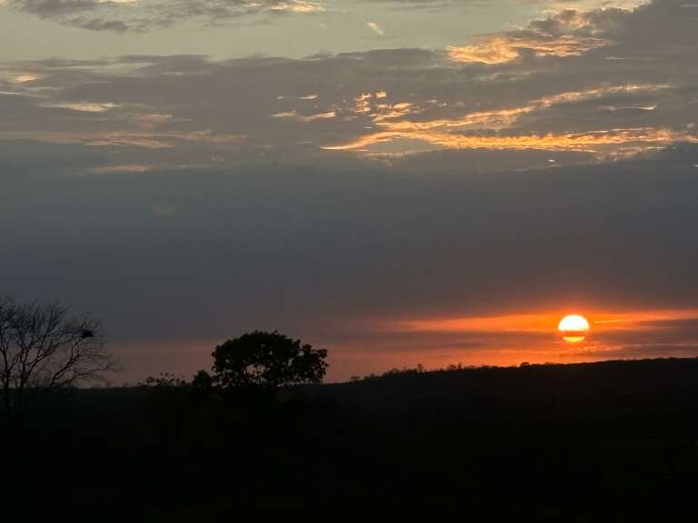 Ceará terá predomínio de tempo estável com chuvas pontuais no litoral e calor intenso no interior