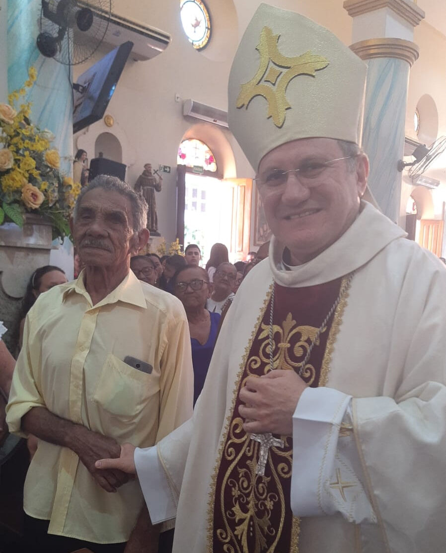 Bispo Dom Magnus cumprimentando o Sr. Higino Sousa, pai do cumunicador Franzé Sousa