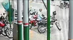 Câmera de videomonitoramento flagra homem furtando capacete em estacionamento no centro de Várzea Alegre