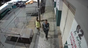Polícia Militar divulga imagens de casal suspeito de furtar moto no centro de Várzea Alegre